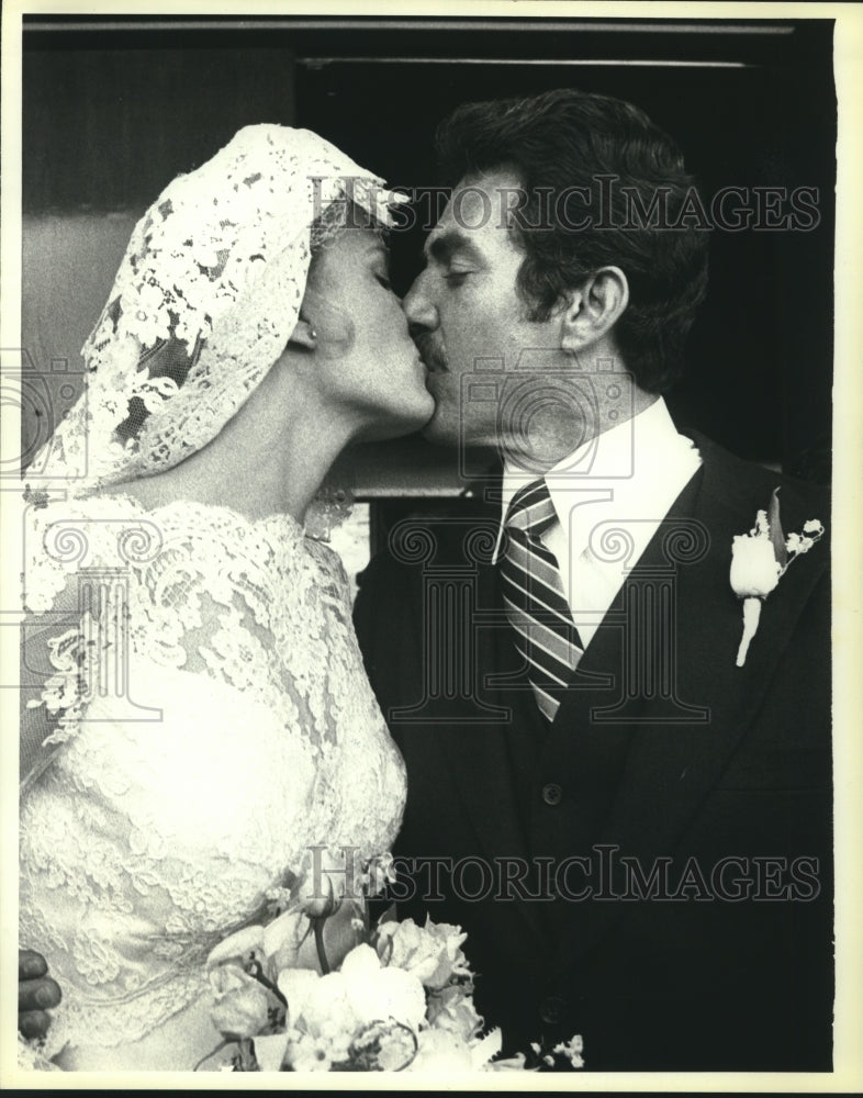1979 Susan Ford, husband, Charles Vance kiss, Palm Desert California - Historic Images