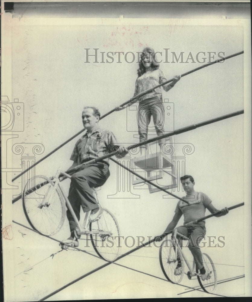 1967 Press Photo Wallenda family practice high wire bicycle act, Milwaukee - Historic Images