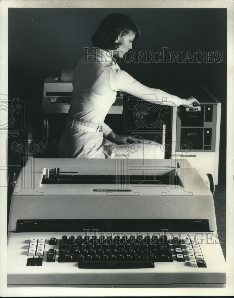 1977 Women shows how to use Xerox&#39;s typing system - Historic Images