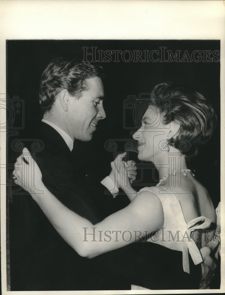 1963 Press Photo Princess Margaret and husband Lord Snowdon in London dancing. - Historic Images