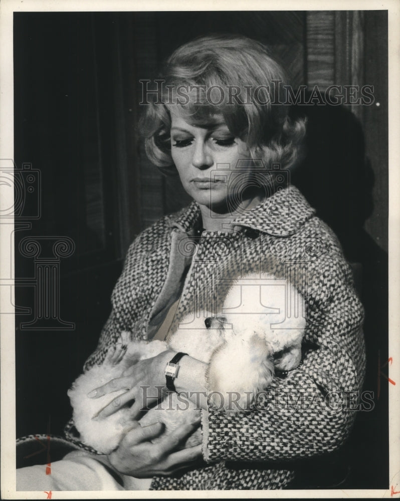 Press Photo Rita Hayworth plays a drug addict in a narcotics crackdown - Historic Images