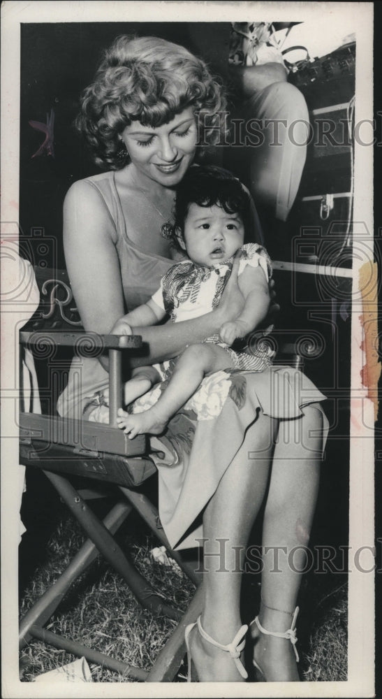 1953 Press Photo Rita Hayworth with young cast member of &quot;Miss Sadie Thompson&quot; - Historic Images