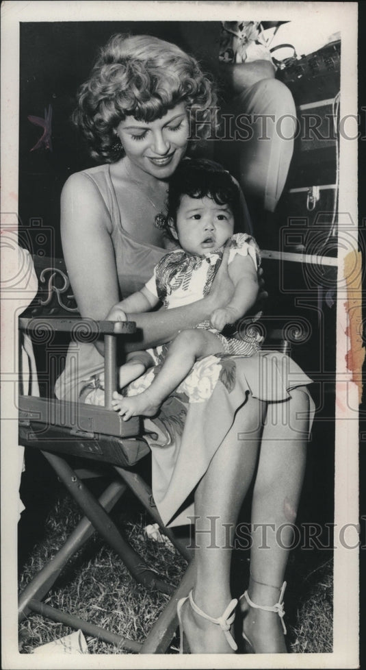 1953 Press Photo Rita Hayworth with young cast member of "Miss Sadie Thompson" - Historic Images