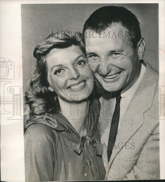 1957 Press Photo Singer Julie London and musician Bobby Troup announce marriage. - Historic Images