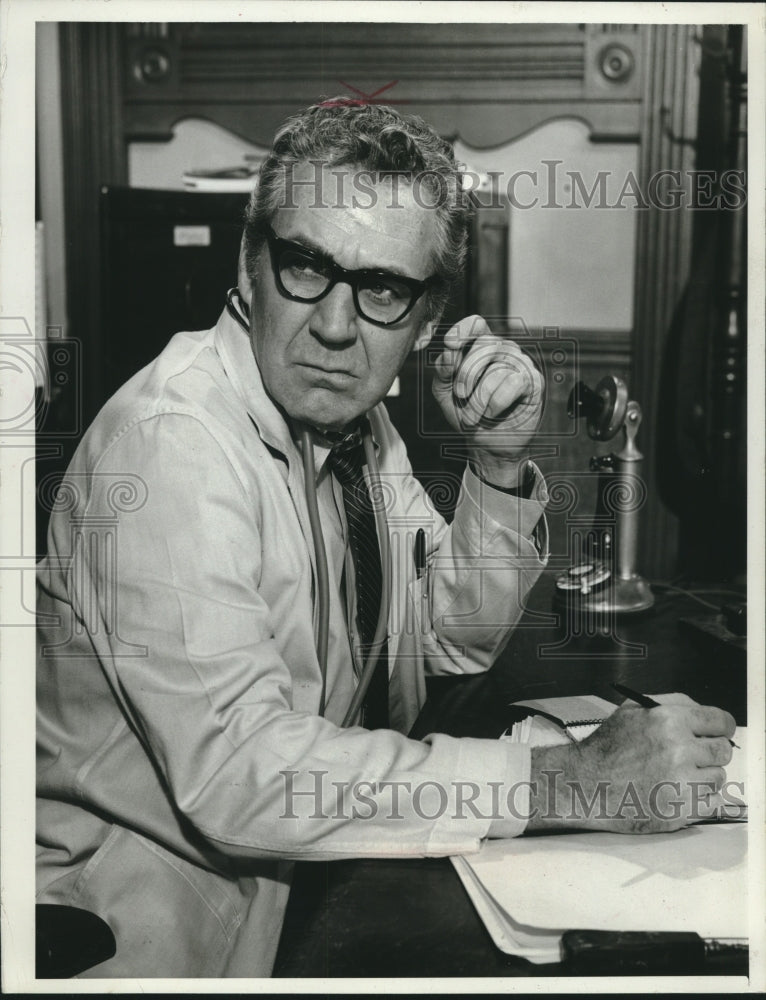 1969 Press Photo Forrest Tucker starring in a series pilot &quot;Doc&quot; on NBC. - Historic Images