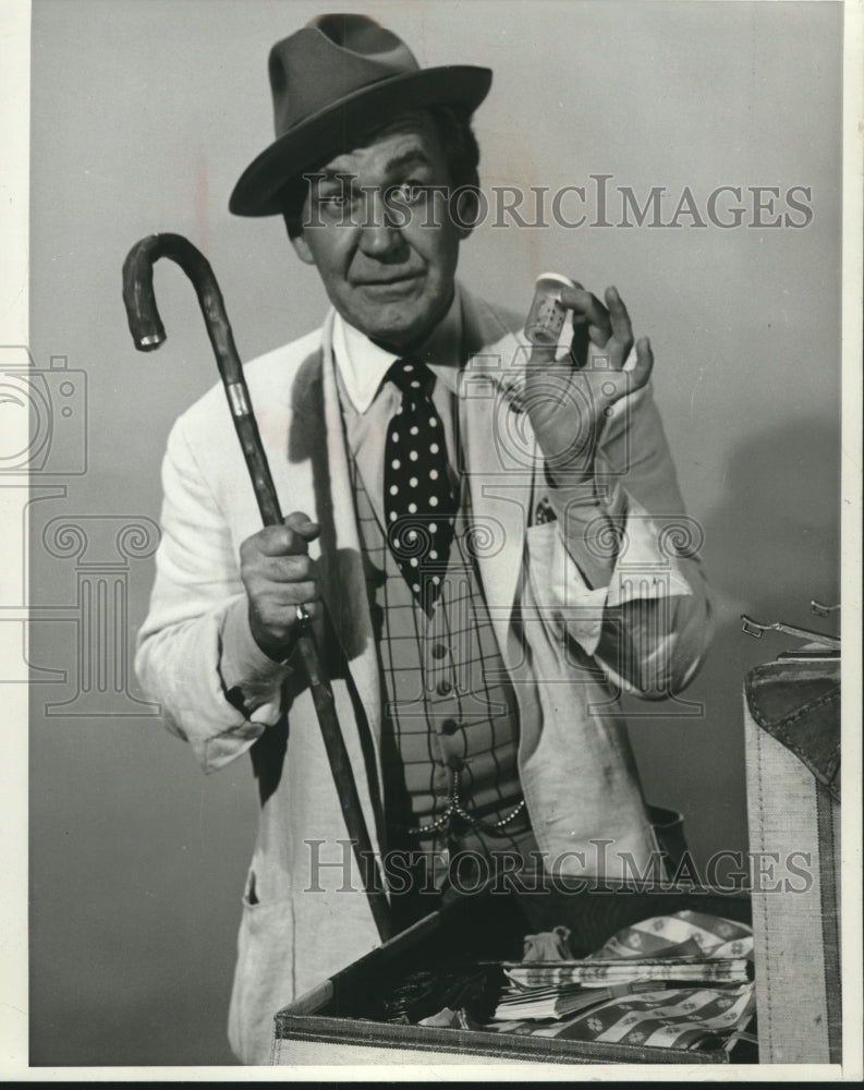 1969 Press Photo Actor Forrest Tucker posing for photo, United States. - Historic Images
