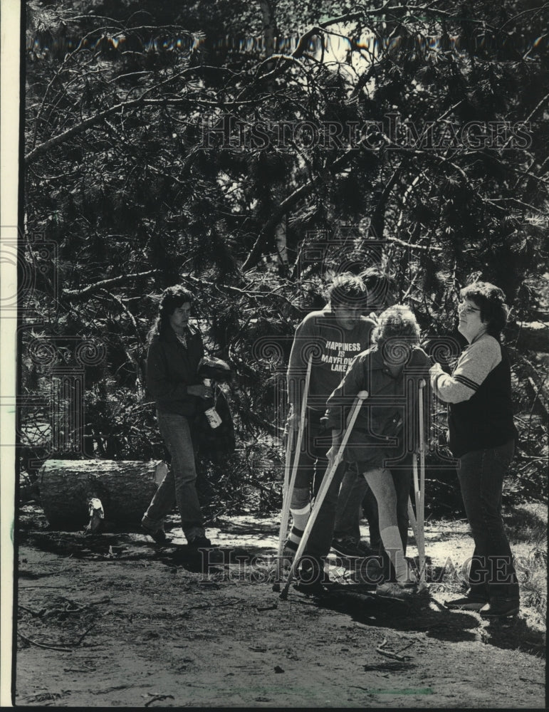 1985 Press Photo Clair Baker and Beth Schultz Helped from Woods After Tornado - Historic Images