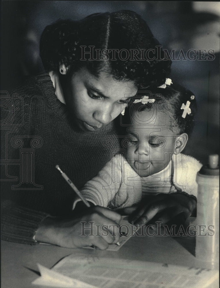 1985 Press Photo Parent with Child at The Children&#39;s Outing Association Workshop - Historic Images