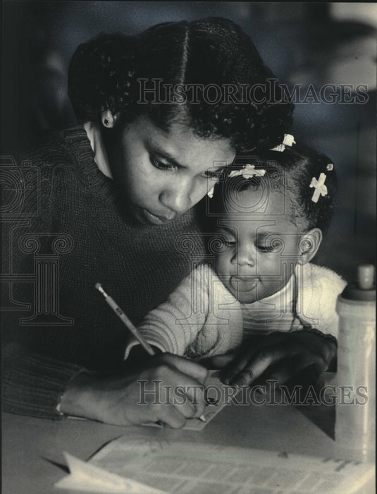 1985 Press Photo Parent with Child at The Children's Outing Association Workshop - Historic Images