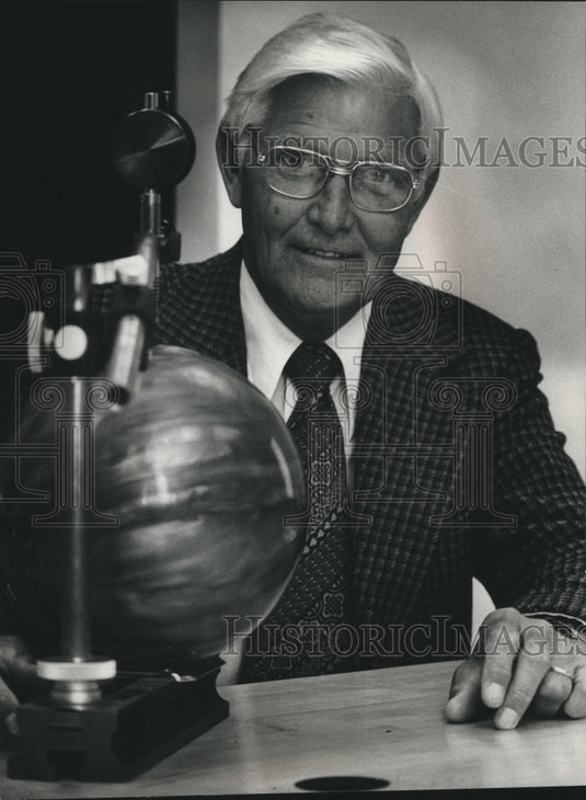 1976 Andrew Stuart at the American Bowling Congress headquarters - Historic Images