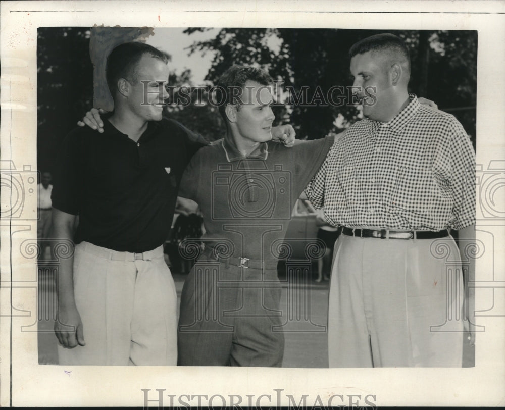 1953 Press Photo Milwaukee pro golfer, Tom Veech, with fellow golfers - Historic Images