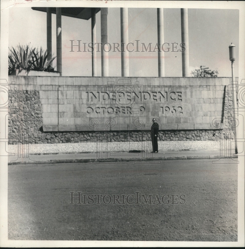 1966 Press Photo Uganda&#39;s date of independence on a wall of parliament building - Historic Images