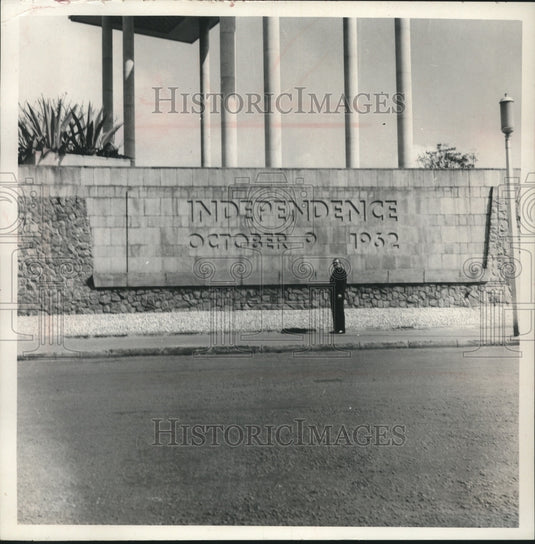 1966 Press Photo Uganda's date of independence on a wall of parliament building - Historic Images