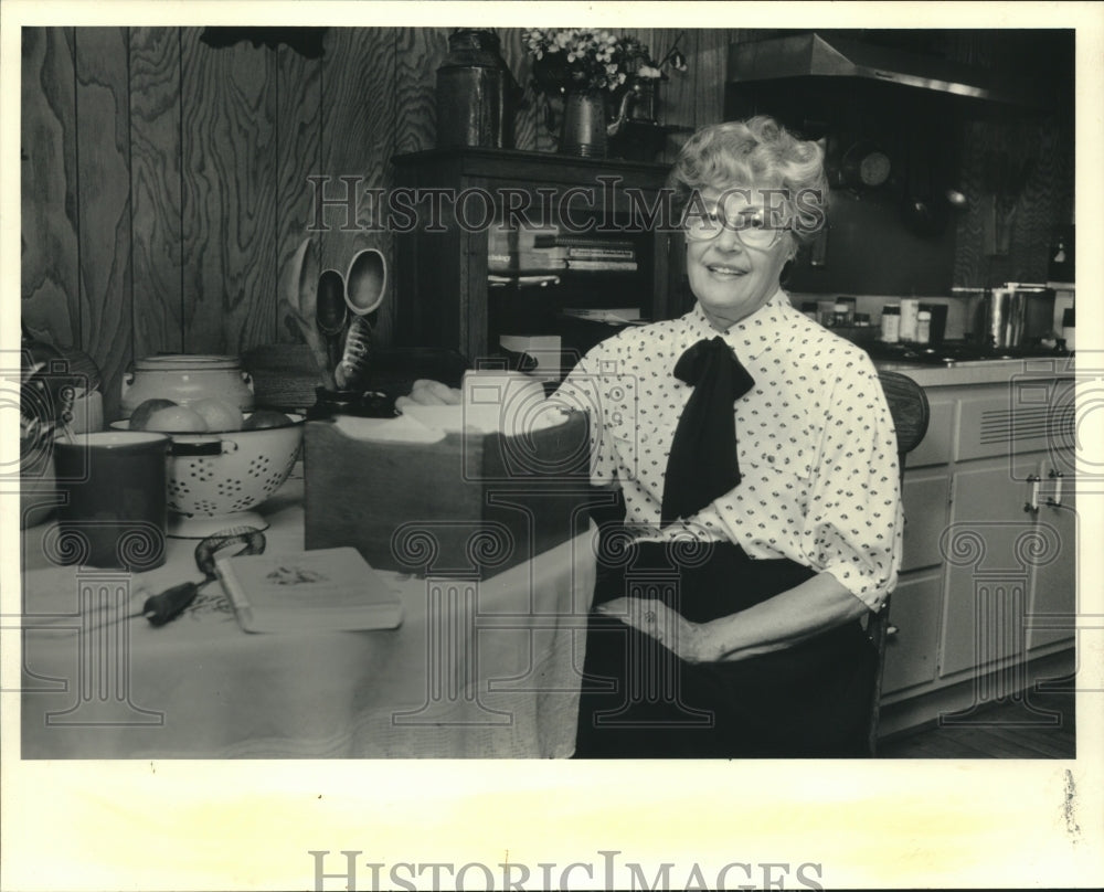 1987, Rita Van Amber of Wisconsin revives old recipes for new book - Historic Images