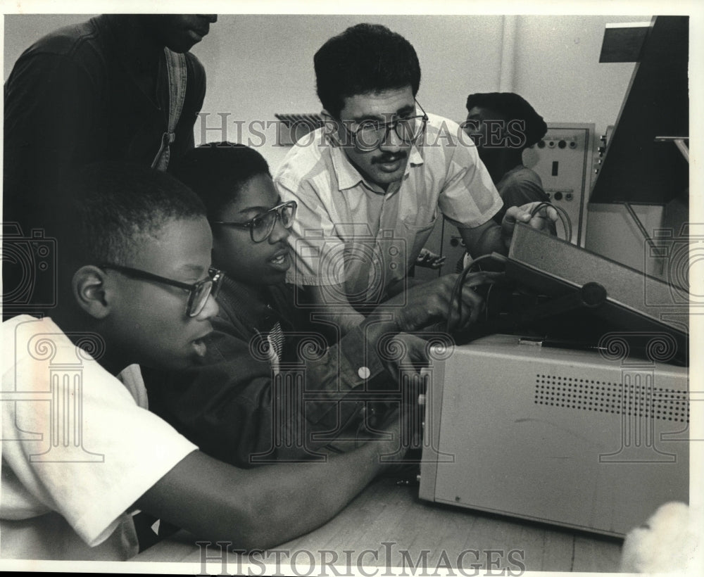 1990, University of Wisconsin-Milwaukee GEST summer program students - Historic Images