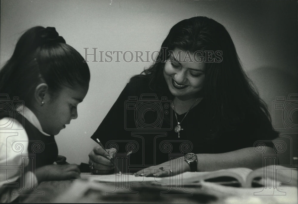 1994 Press Photo Claudia Hernandez tutors math at United Community Center - Historic Images