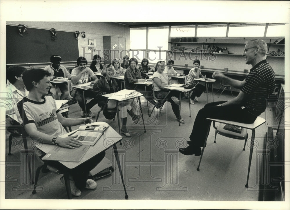 1986, St. Francis High School&#39;s Mike Scherman runs a casual class - Historic Images