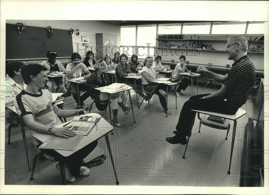 1986, St. Francis High School's Mike Scherman runs a casual class - Historic Images