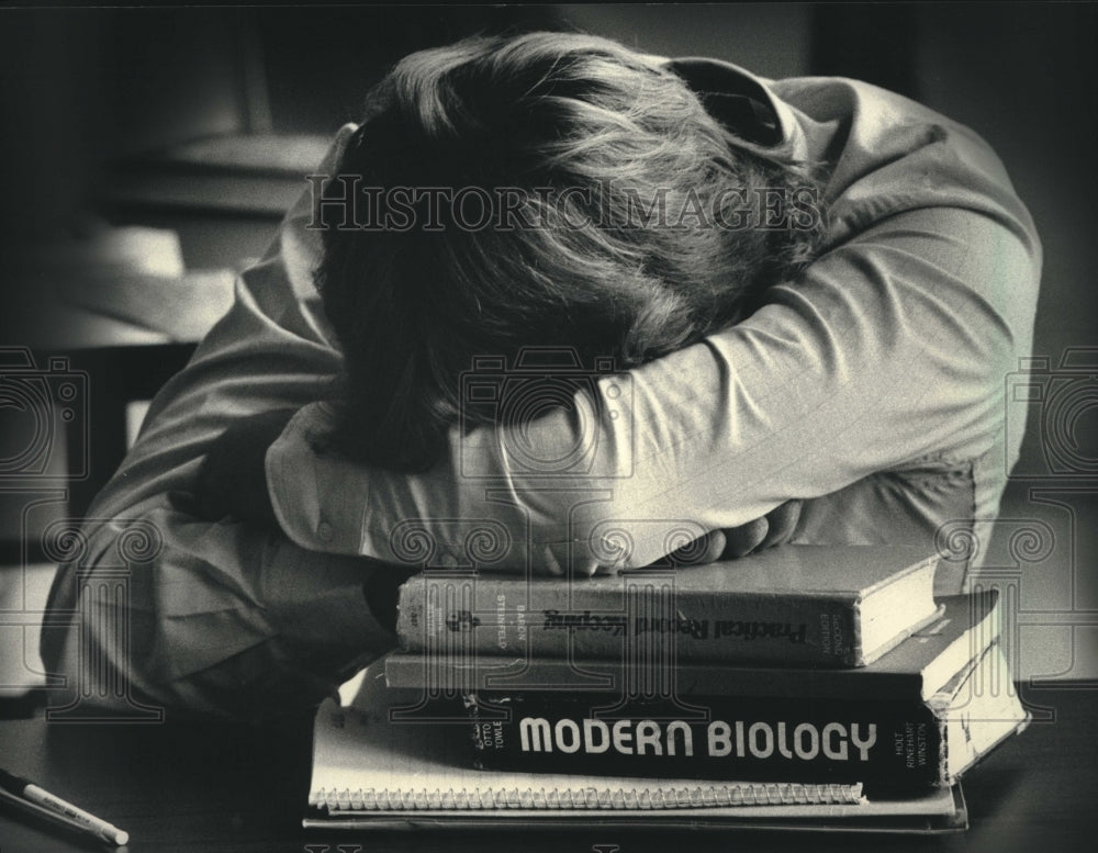 1986 Press Photo St. Francis High School&#39;s Mike Fisher rests after study hall - Historic Images