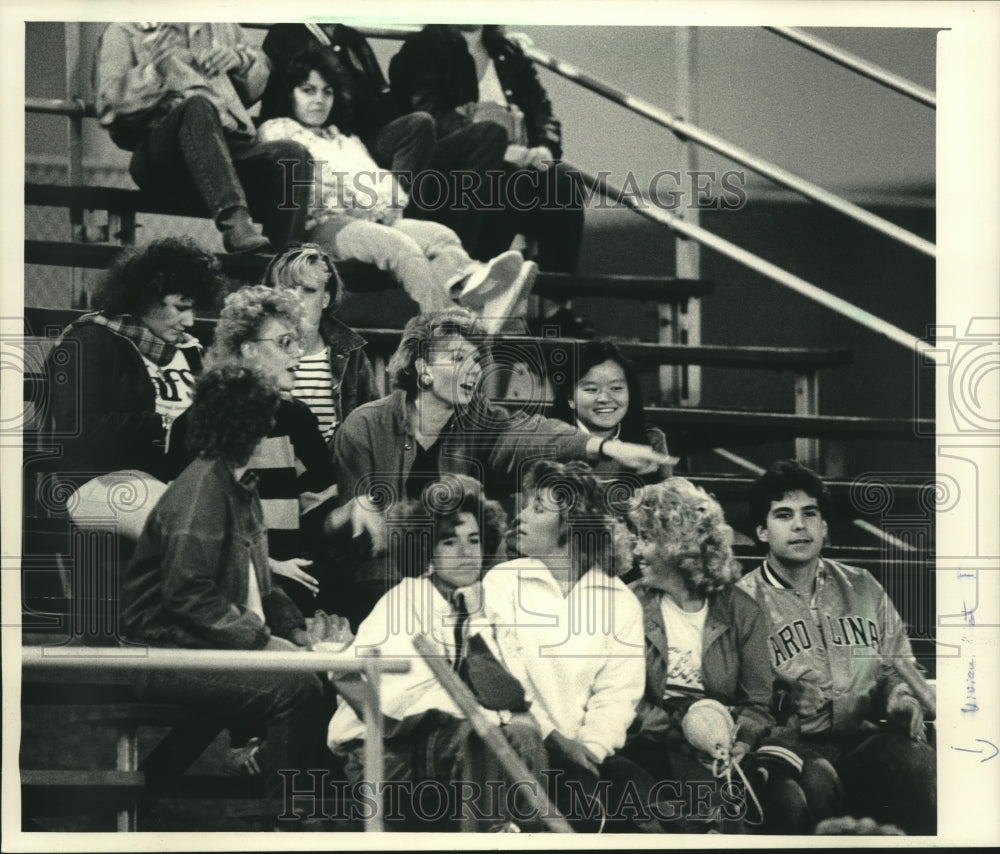 1986 Press Photo Vivian Toy with St. Francis High School students during game - Historic Images