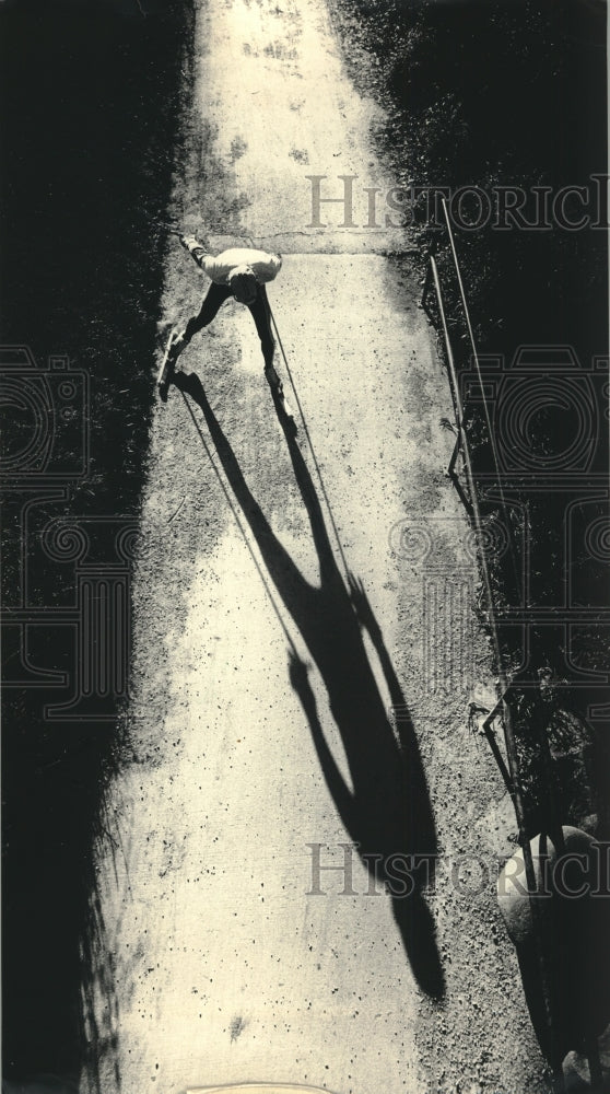 1986 Press Photo Roller skier Pete Jennik skied on a bike trail - mjc23746 - Historic Images