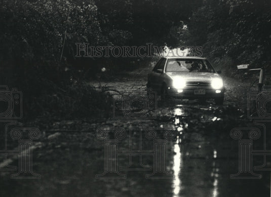1992 Press Photo Wisconsin motorist deals with fallen branches during a storm - Historic Images
