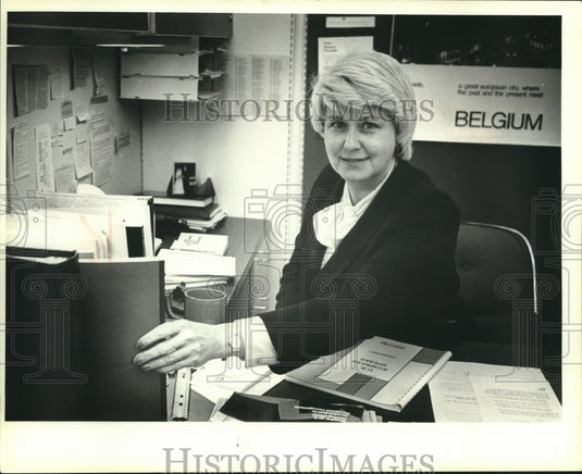 1980, Joyce Townley, at her desk at Manpower Incorporated, Milwaukee. - Historic Images