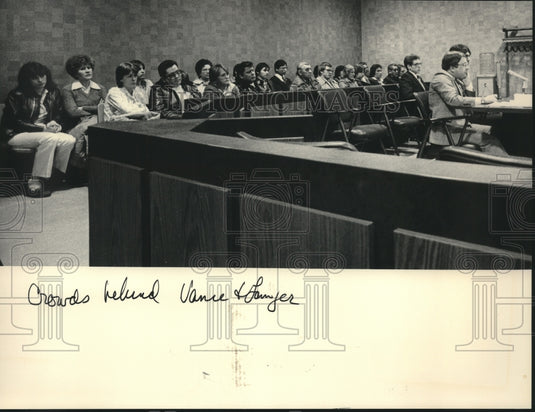 1983 Crowd behind Charles Vance & his lawyer at court sentencing - Historic Images