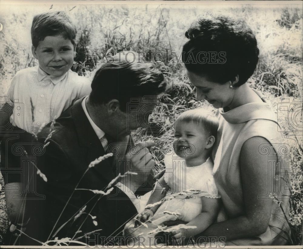 1965 Press Photo The Earl of Snowdon & family, London, England - mjc23817 - Historic Images