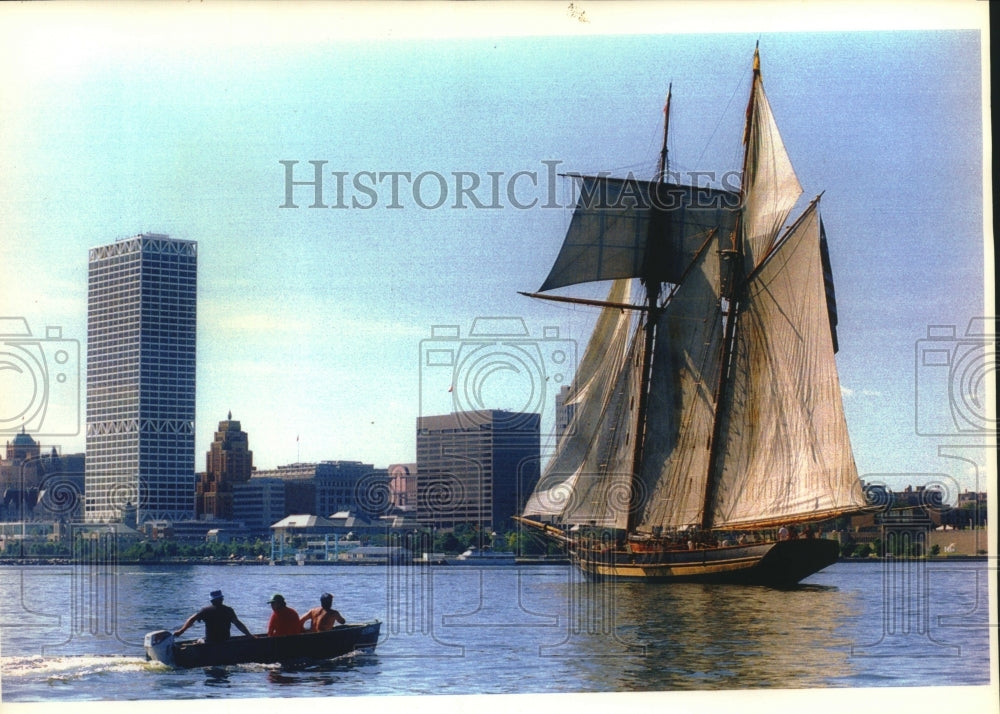 1993 Press Photo Pride of Baltimore II ship replica on the water in Milwaukee - Historic Images