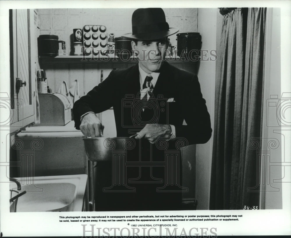 1982 Press Photo Actor Steve Martin stirring up food in a kitchen. - mjc23886 - Historic Images