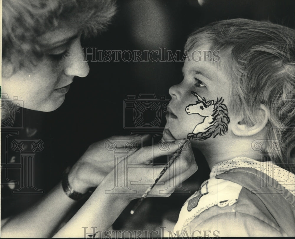 1983 Press Photo Brenda Dollarhide painting Rhonda Turcotte's face at Summerfest - Historic Images