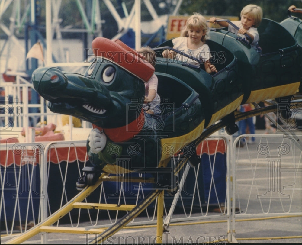 1988 Press Photo Children ride a roller coaster at Summerfest, Milwaukee - Historic Images