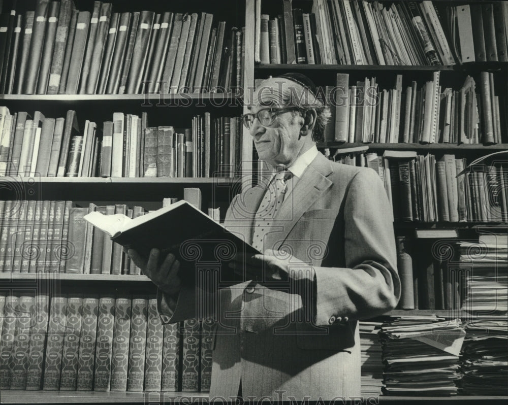 1982 Rabbi Louis J. Swichkow reading a book - Historic Images