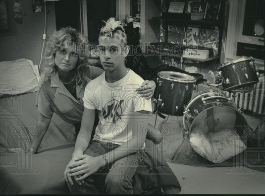 1985 Press Photo Bonnie Sumner and son Noah sitting on his bed in Milwaukee - Historic Images