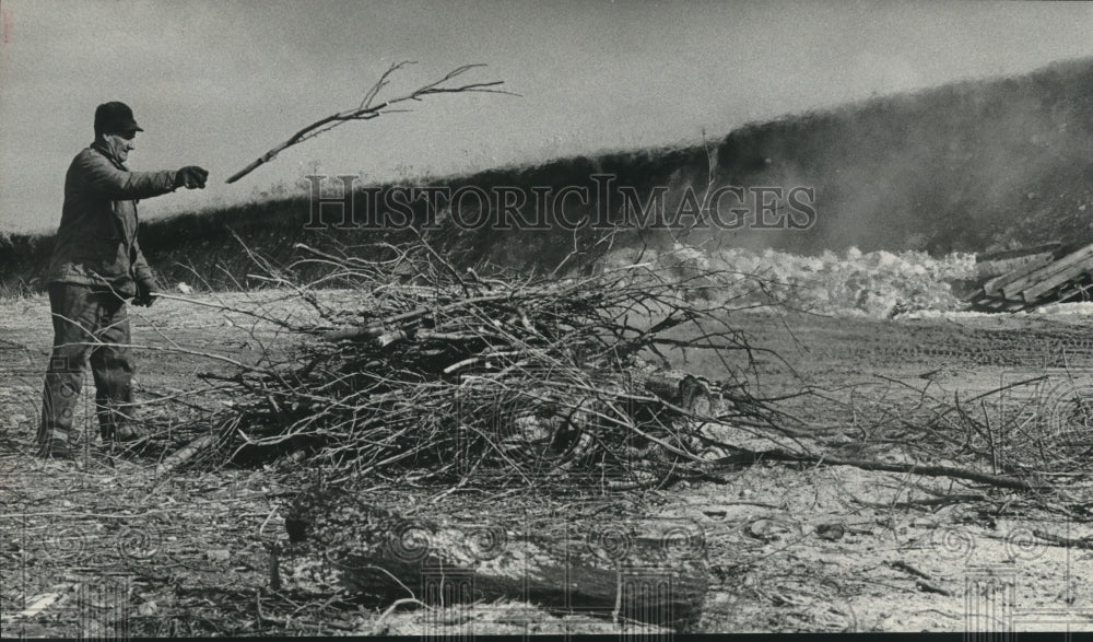 1976, Harvey Bastian cleaning up a landfill in Milwaukee - mjc23915 - Historic Images