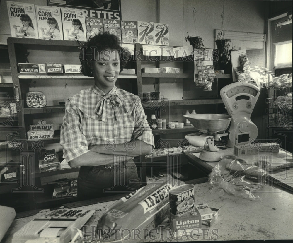 1982 Gloria Terry Behind Counter Of Her Peaches Grocery Store - Historic Images