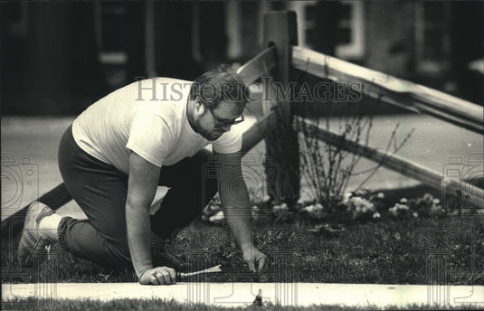 1988 Press Photo Wayne Groth of Thurston Forest weeds his yard - mjc23928 - Historic Images