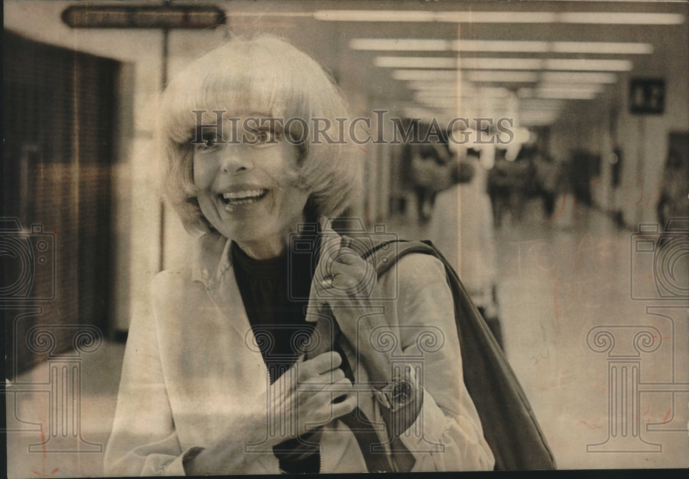 1977 Press Photo Carol Channing actress smiles big arriving at Mitchell Field,- Historic Images