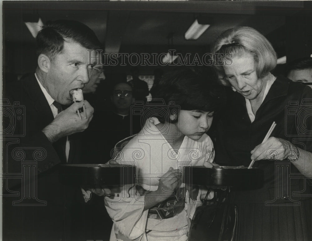 1966 Press Photo Gemini 7 spaceman Frank Borman &amp; wife on tour in Asia eat lunch-Historic Images