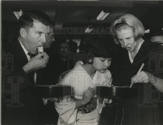 1966 Press Photo Gemini 7 spaceman Frank Borman & wife on tour in Asia eat lunch-Historic Images