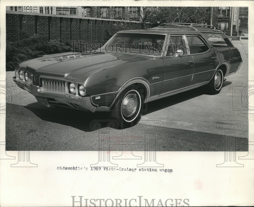 1969 Press Photo 1969 Oldsmobile Vista-Cruiser station wagon. - mjc24001 - Historic Images