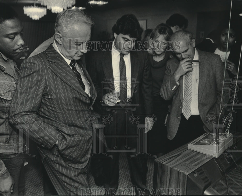 1986 Press Photo Christ T. Seraphim Watching Returns at Ramada Inn Airport - Historic Images