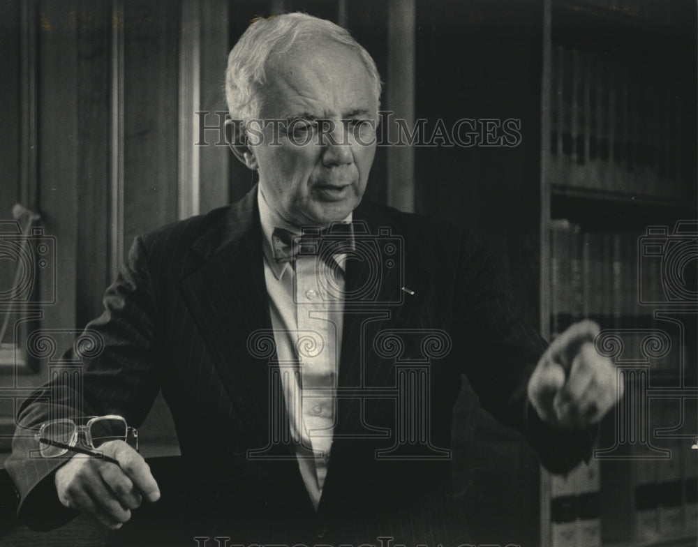 1986 Press Photo Judge Christ Seraphim during last day on bench. - mjc24047 - Historic Images