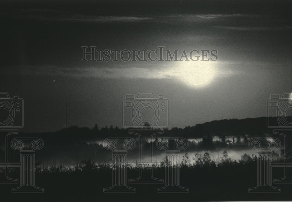 1984 Press Photo Sun Rising in Mist Over Highway J Near Sussex, Wisconsin - Historic Images