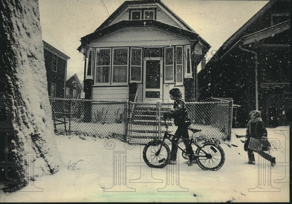 1986 Carlos &amp; Melissa Torres walk to school in the snow, Wisconsin - Historic Images