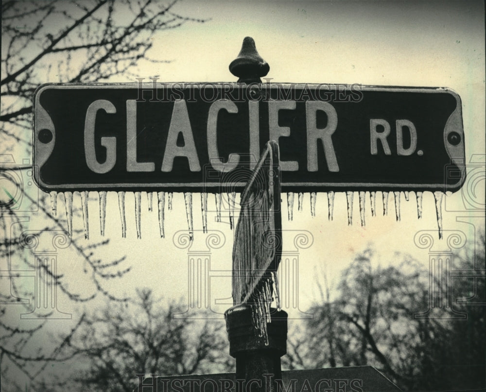 1986, Peaukee street sign appropriately icy, Wisconsin - mjc24064 - Historic Images