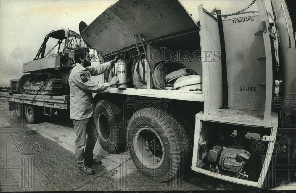 1981 Press Photo Tim Mella of the DNR prepares a firefighting truck in Tomahawk - Historic Images