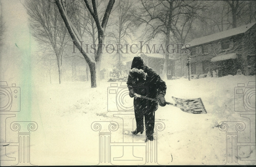 1987, Sylvia Kurilec Shovels Thick Snow From Sidewalk In Milwaukee - Historic Images