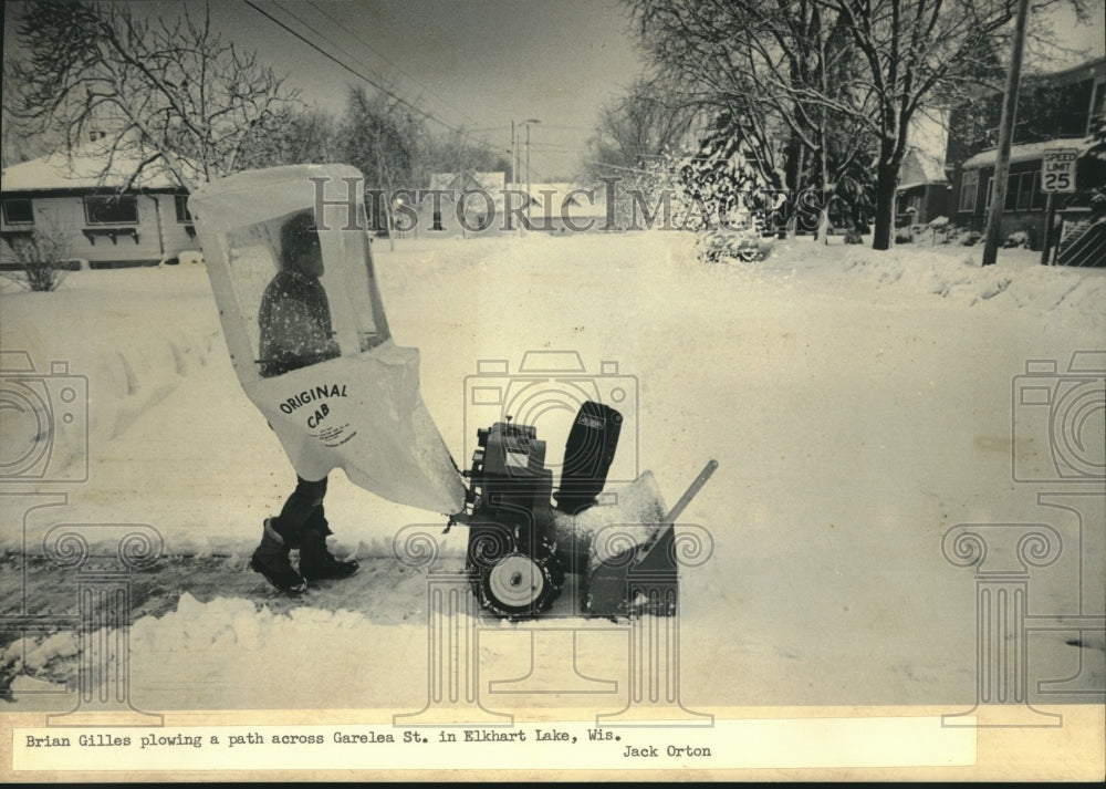 1985 Press Photo Brian Gilles Blows Snow Across Garelea Street in Elkhart Lake - Historic Images
